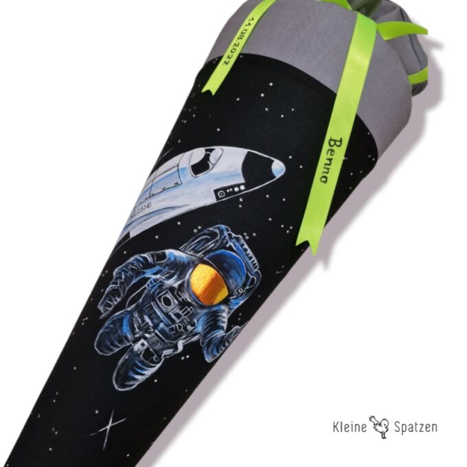 Handbemalte Schultüte Weltall, Kissenbezug mit Wunschmotiv Weltall, Weltraum, Rakete, Rocket, Astronaut, nach Kundenwünschen individuell Einzelstück by Kleine-Spatzenn