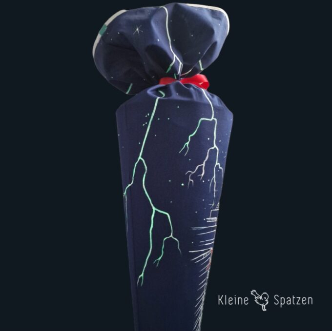 Handbemalte Schultüte Kissen Blitze im dunkeln leuchtend individuell einzelstück by Kleine-Spatzen passend zur Schultüte