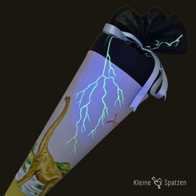 Handbemalte Schultüte Kissen mit Wunschmotiv unique Dinos nach Kundenwünschen individuell einzelstück by Kleine-Spatzen passend zur Schultüte Glow in the Dark