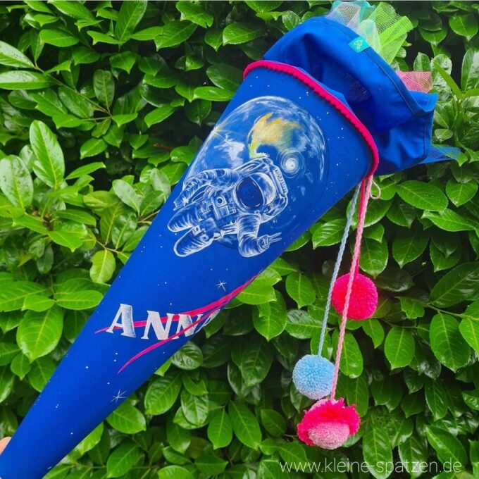 Handbemalte Schultüte aus Stoff / Kissenbezug mit Unique Weltraummotiv Einzelstück by Kleine-Spatzen Astronaut ud Erde
