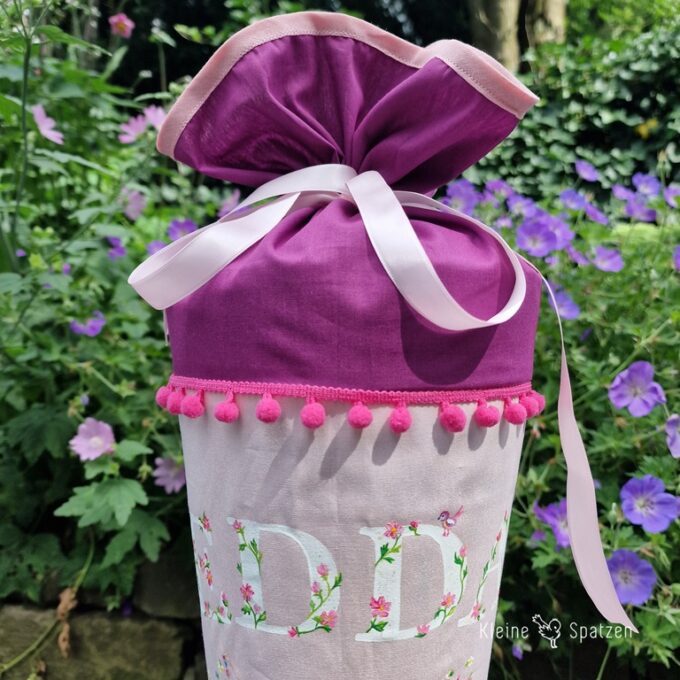 Handbemalter Schultütenüberzieher by Kleine-Spatzen für Edda mit Pompons (3)