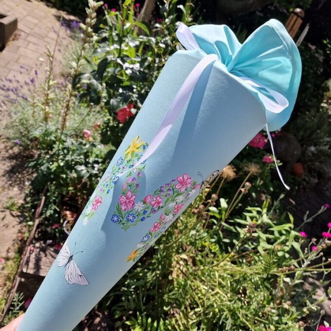 Handbemalte Schultüte aus Stoff / Kissenbezug mit Blumenbuchstabe und Schmetterlingen, Bienen, Insekten und Glitzer by Kleine-Spatzen