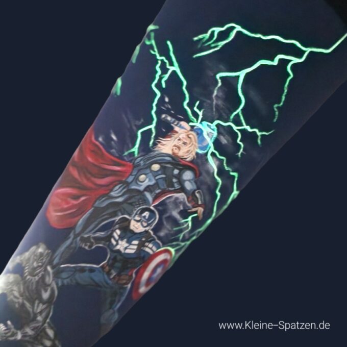 Schultüte handbemalt by Kleine-Spatzen mit individuellem Unique Wunschmotiv einzigartig personalisiert Kunst Schultüten Kissen Thor Superhelden, Glow in the Dark