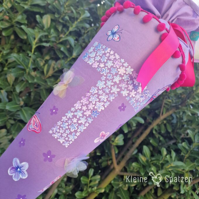 Schultüte handbemalt by Kleine-Spatzen mit individuellem Wunschmotiv Motiv einzigartig personalisiert Kunst Schultüten Kissen passend zum Schultornister Blumen Buchstabe