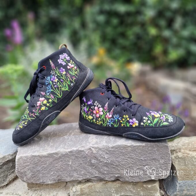 Handbemalt by Kleine-Spatzen Blumen auf dunklen Wildlingen