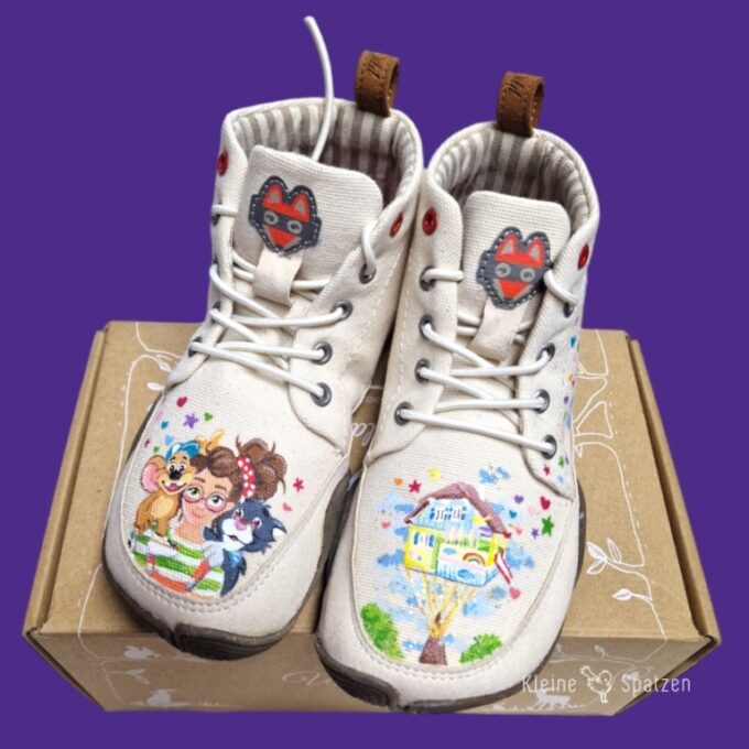 Handbemalt by Kleine-Spatzen Wildlinge mit Unique Motiv Mira und das fliegende Haus