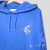 Handbemaltes Sweatshirt in Bright Blue by Kleine-Spatzen mit Motiv Ente und Federn aus Bio Baumwolle (4)