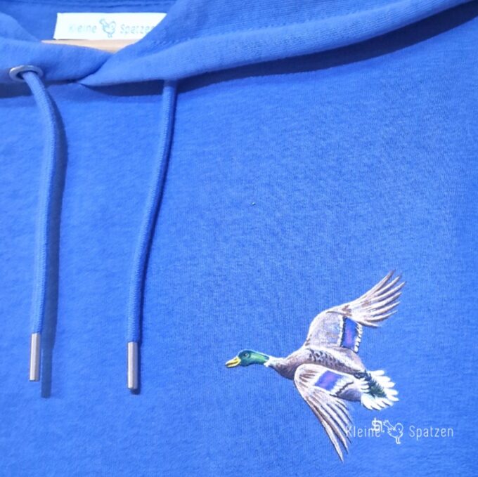 Handbemaltes Sweatshirt in Bright Blue by Kleine-Spatzen mit Motiv Ente und Federn aus Bio Baumwolle (5)