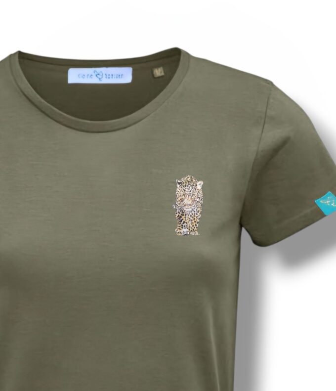 T-Shirt Woman by Kleine-Spatzen in Khaki mit Motiv Leo